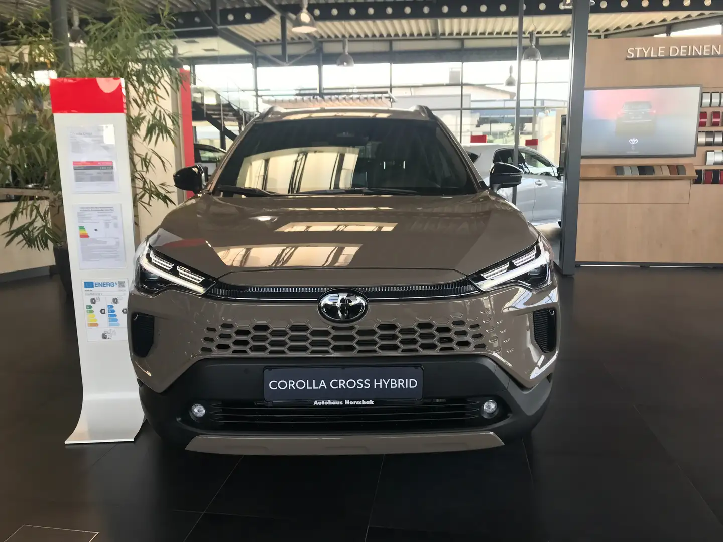 Toyota Corolla Cross Hybrid FWD Team Deutschland Braun - 2