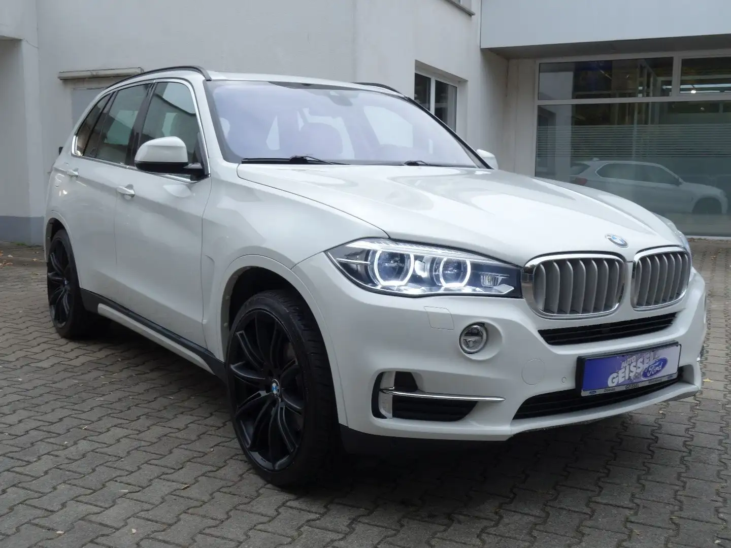 BMW X5 xDrive 40 d Leder Auto PANO AHK NAVI LED Weiß - 1