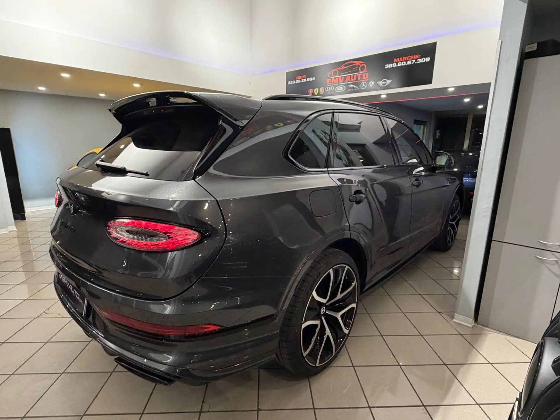 벤틀리 벤테이가 4.0 V8 2026 블랙 사진 6