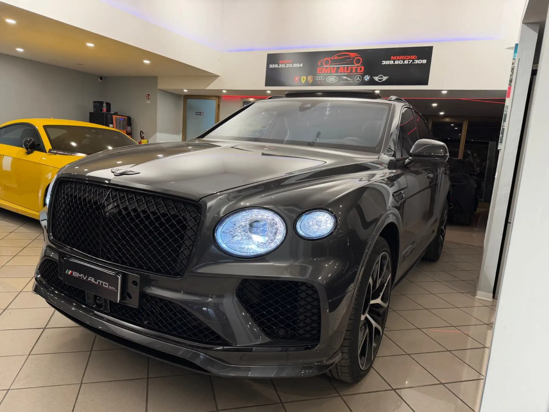 벤틀리 벤테이가 4.0 V8 2026 블랙 사진 4