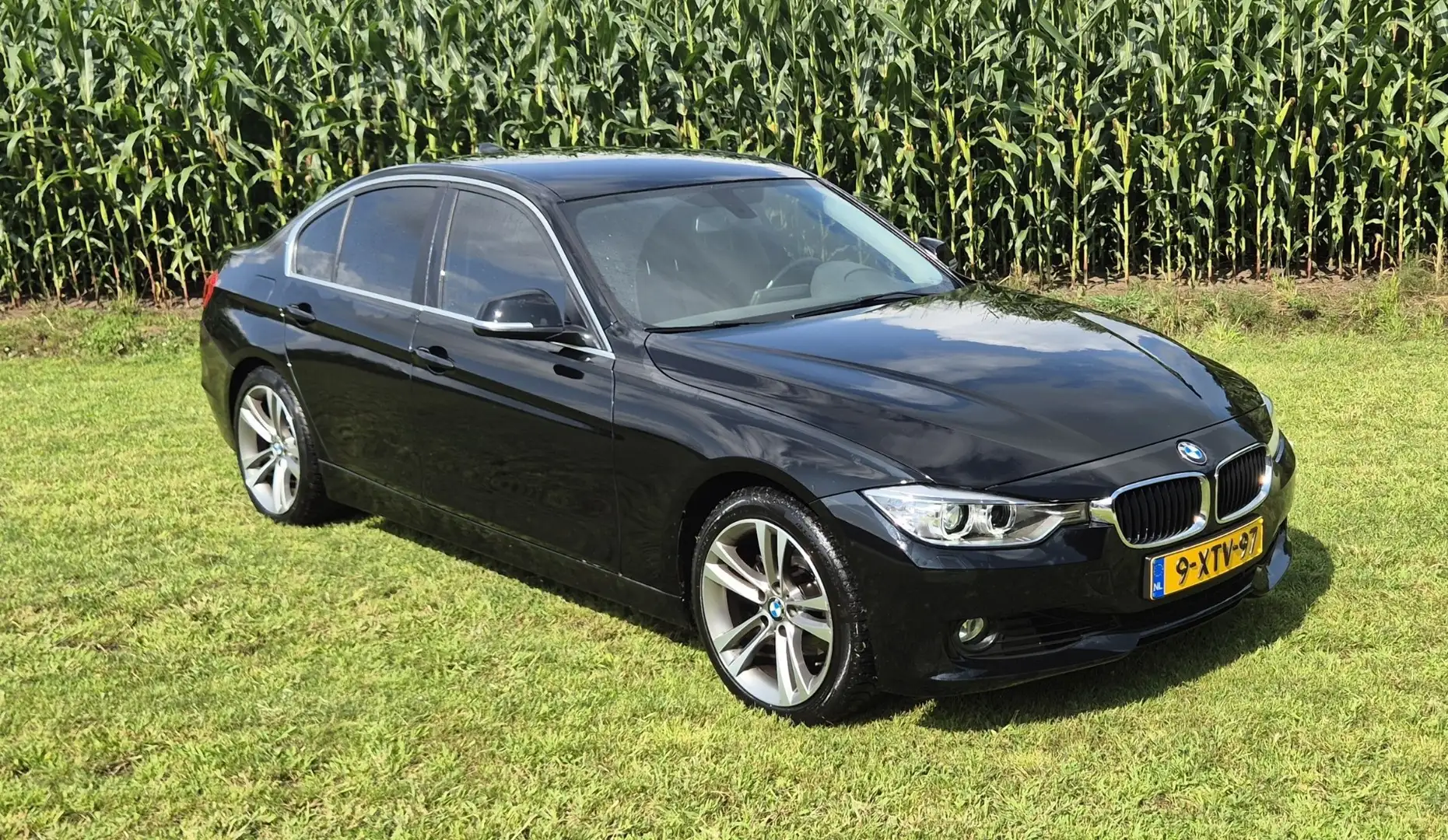BMW 320 Executive Černá - 1