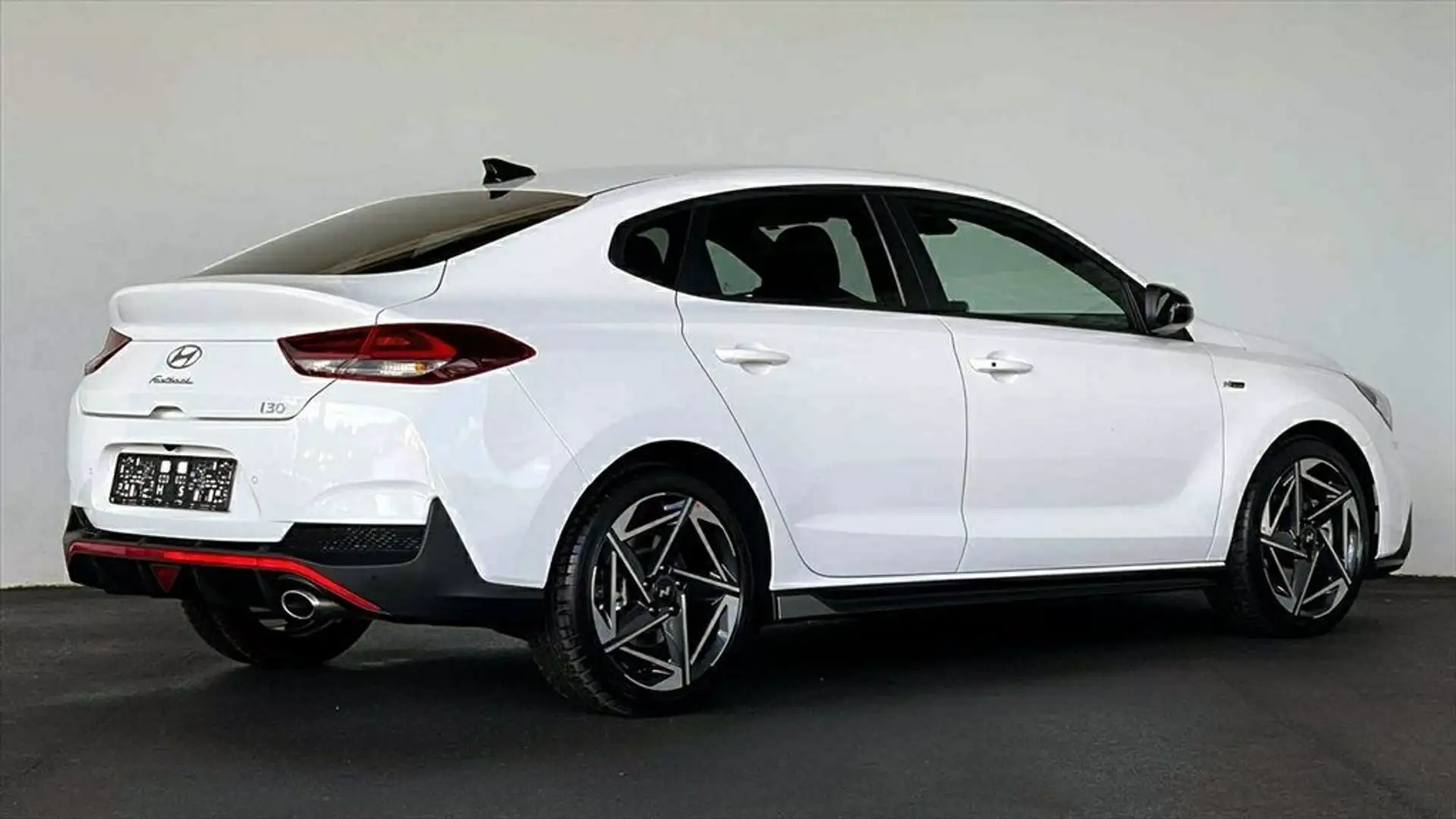 Hyundai i30 Fastback 1,5 T-GDi MHEV N-Line Keyless LED bijela - 2