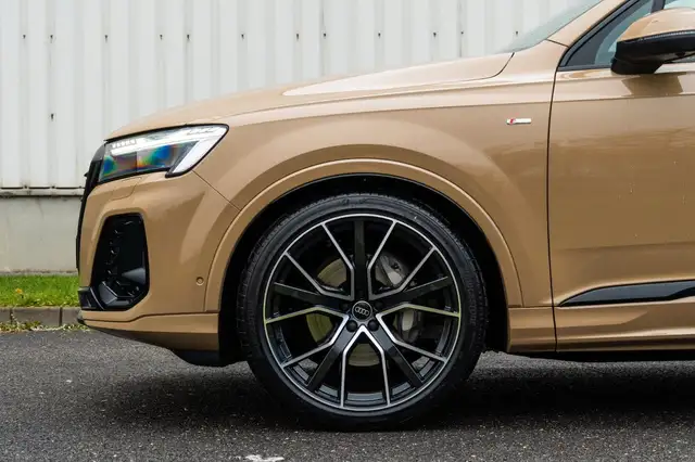Audi Q7 view 9
