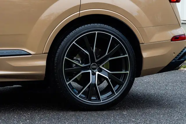 Audi Q7 view 10