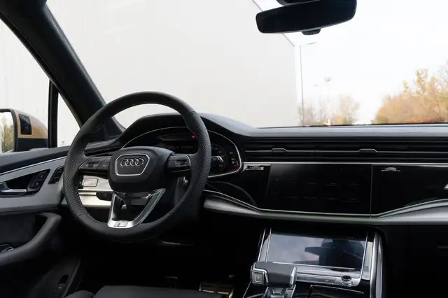Audi Q7 view 13