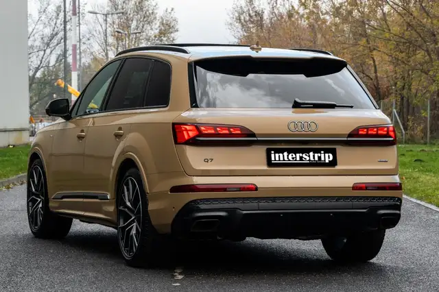 Audi Q7 view 4