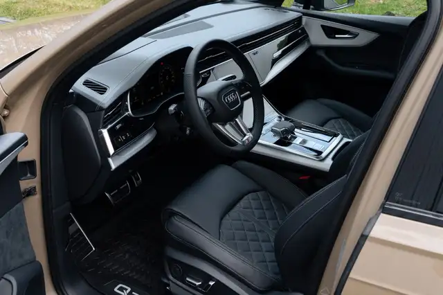 Audi Q7 view 11