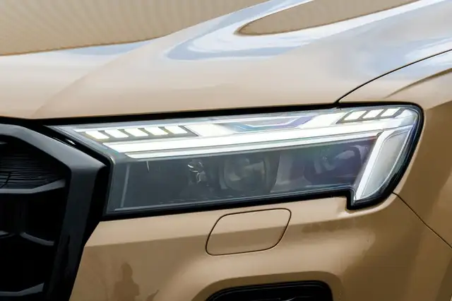 Audi Q7 view 8