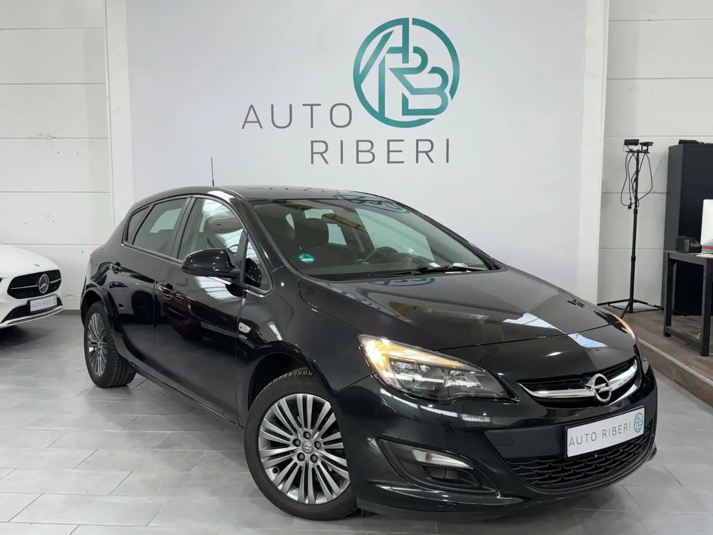 Opel Astra J Lim. 5-trg. Active*Shz*LenkradHzng Schwarz - 1