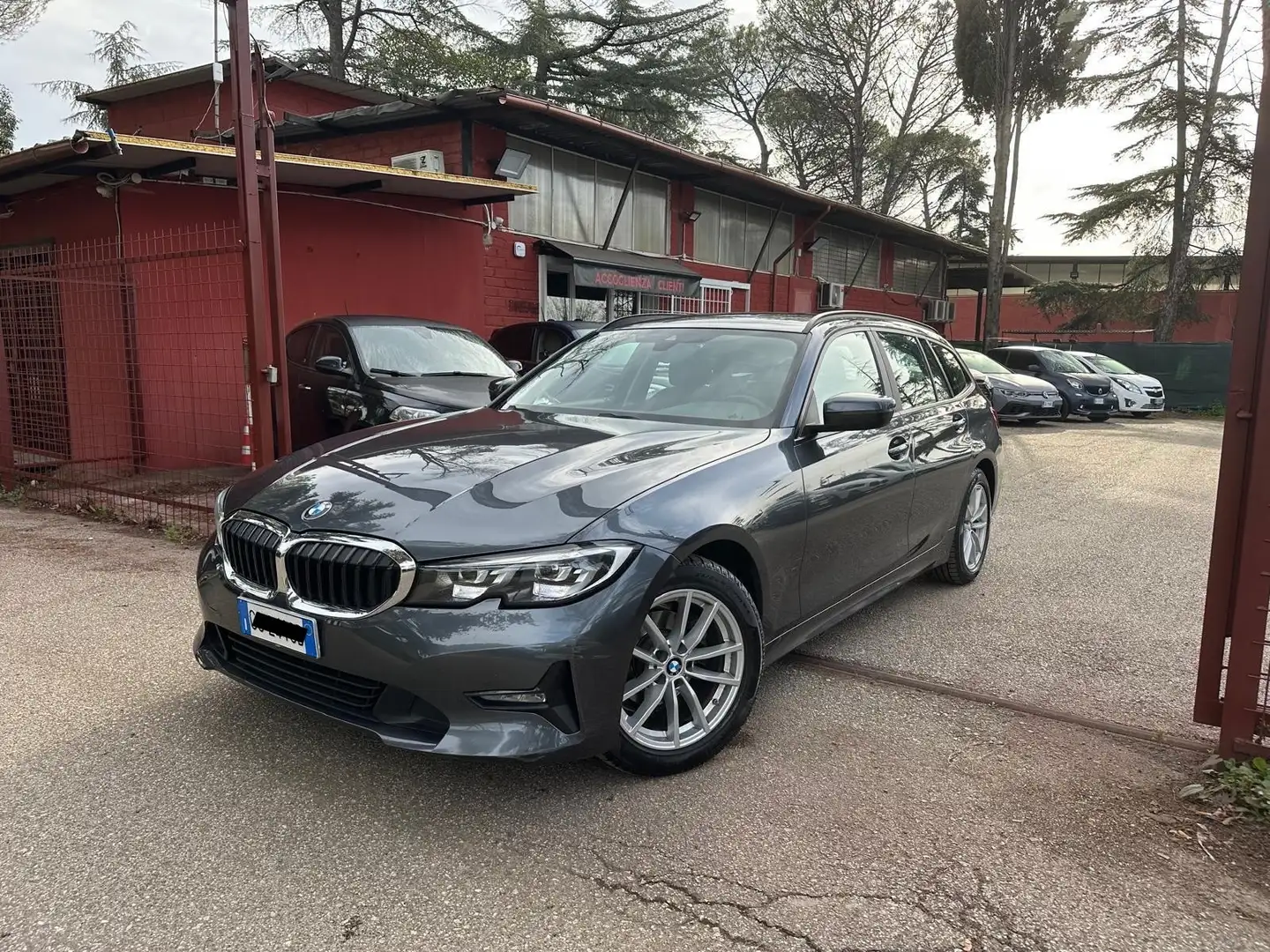 BMW 318 318d Touring Business Advantage aut. Grau - 2
