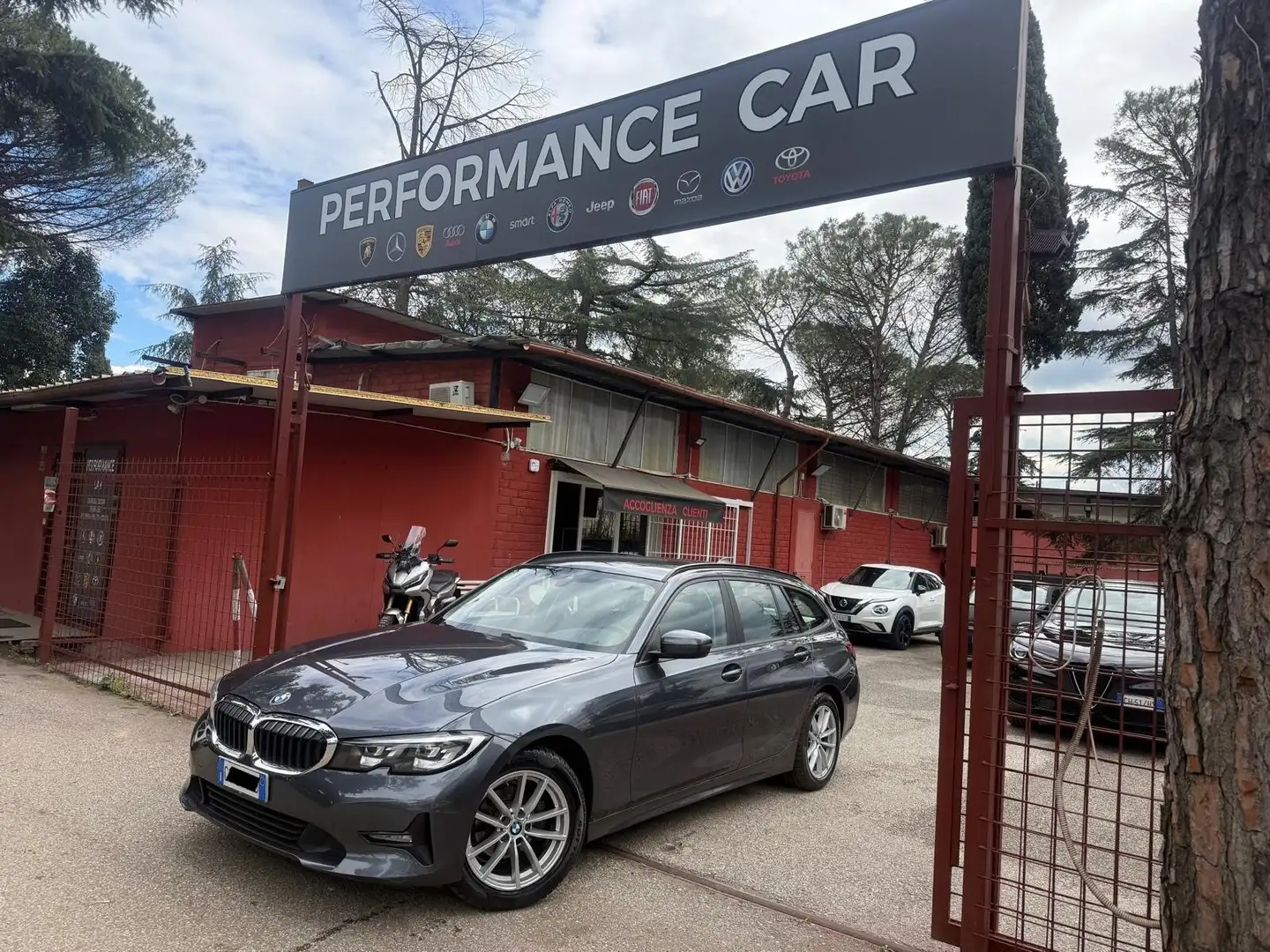 BMW 318 318d Touring Business Advantage aut. Grau - 1