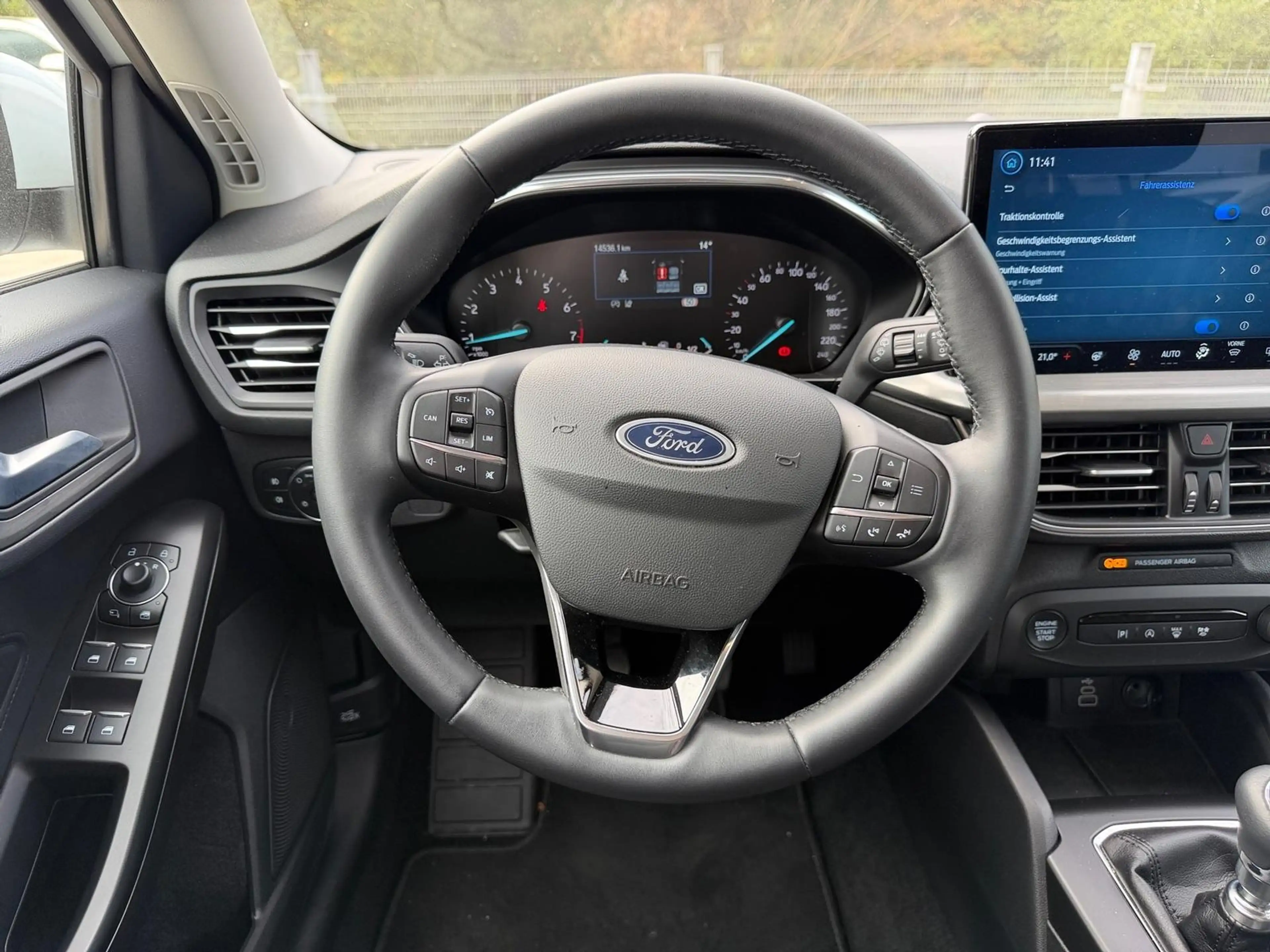 Ford Focus Titanium 1.0L / Fahrassistenz-System / LED — photo 15