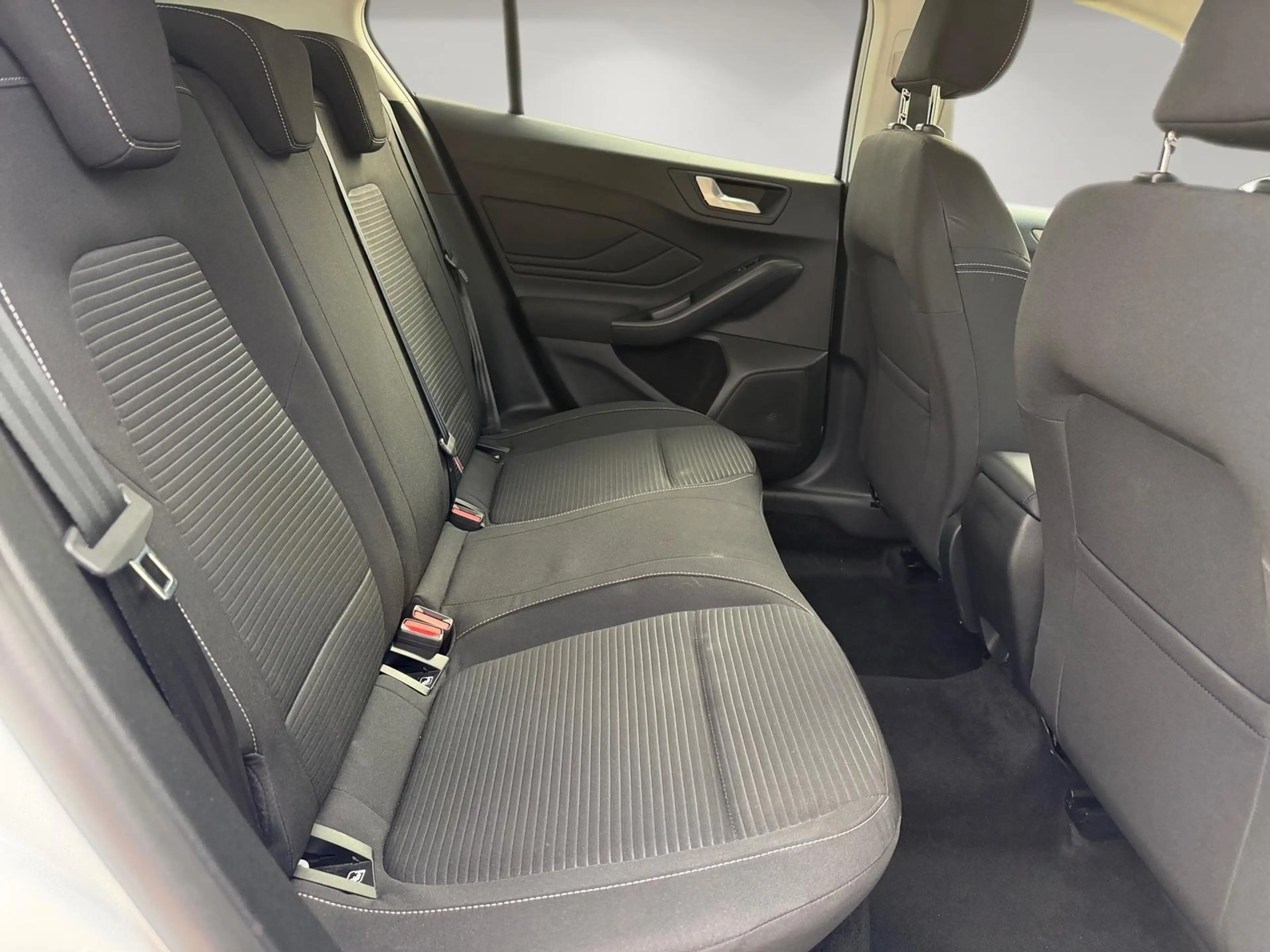 Ford Focus Titanium 1.0L / Fahrassistenz-System / LED — photo 13