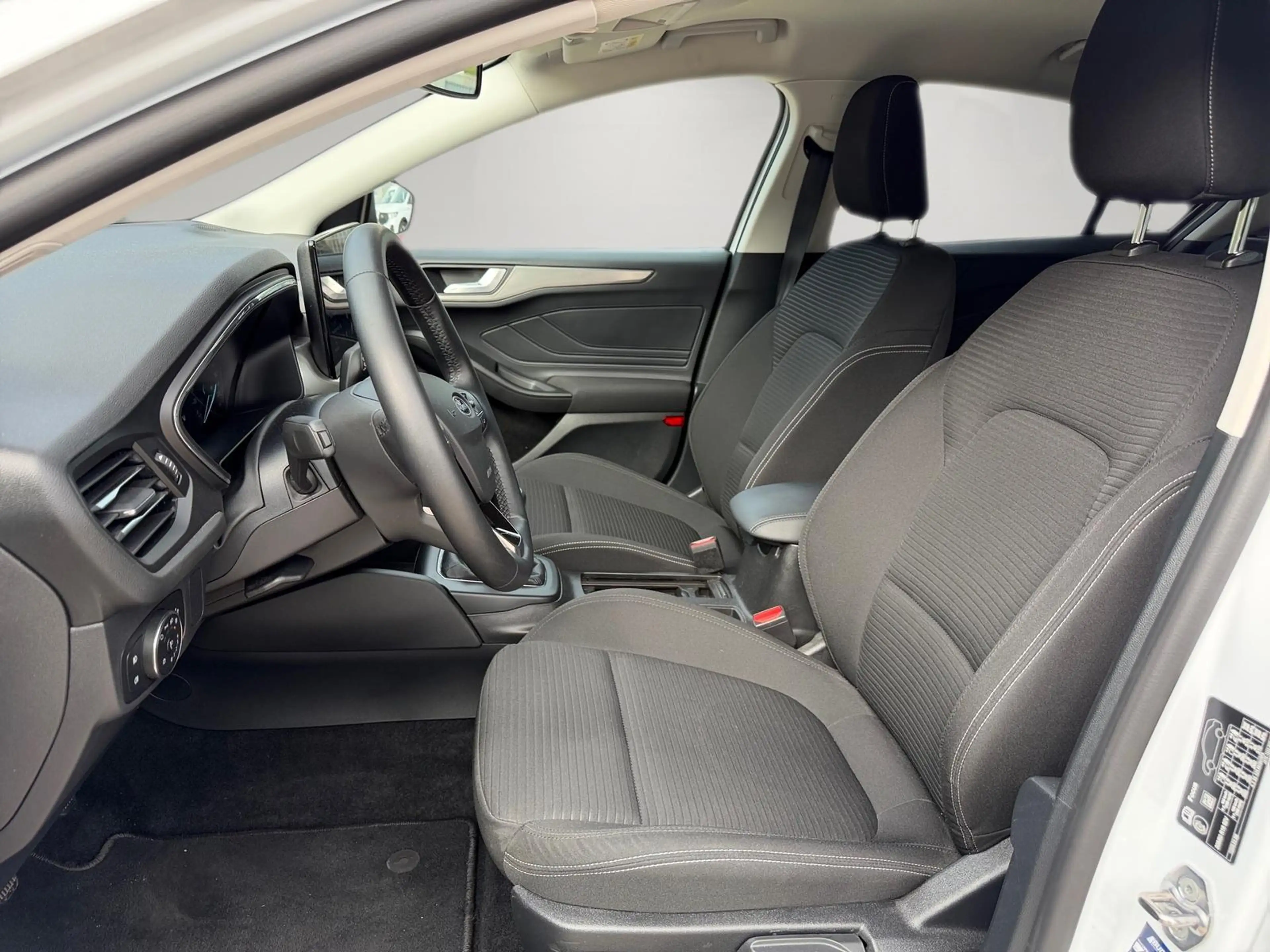 Ford Focus Titanium 1.0L / Fahrassistenz-System / LED — photo 7