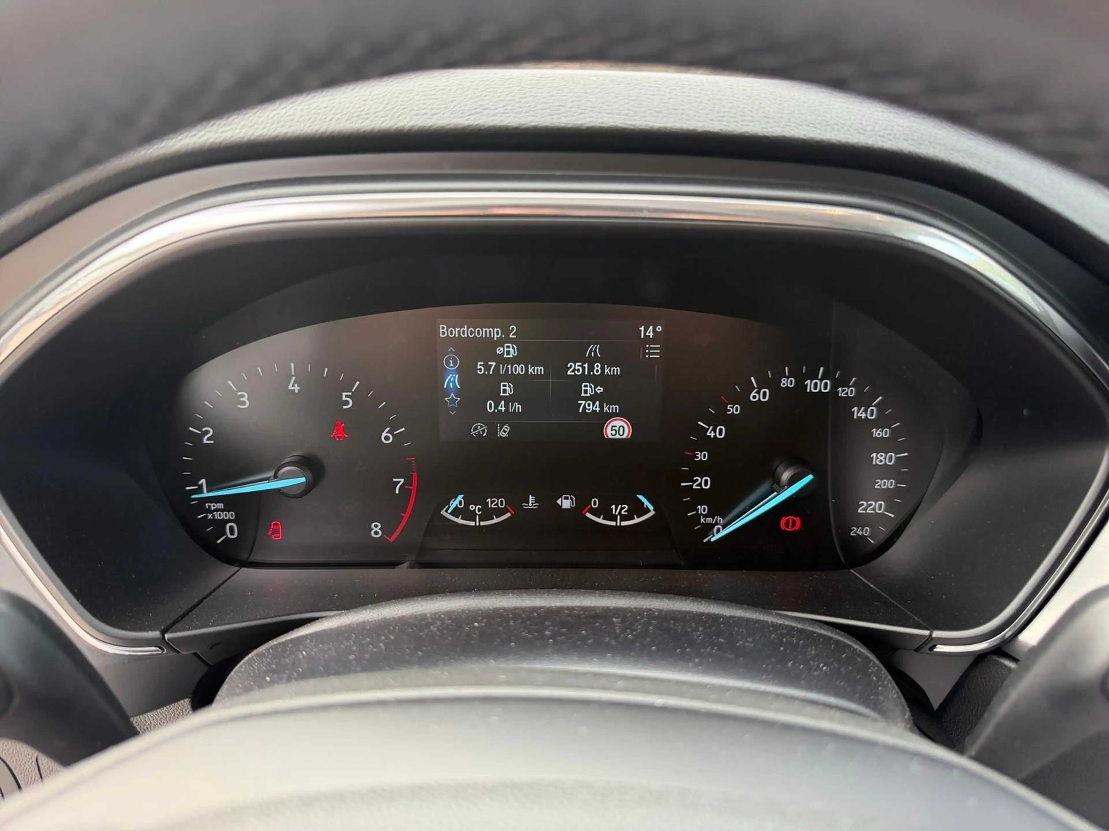 Ford Focus Titanium 1.0L / Fahrassistenz-System / LED — photo 8