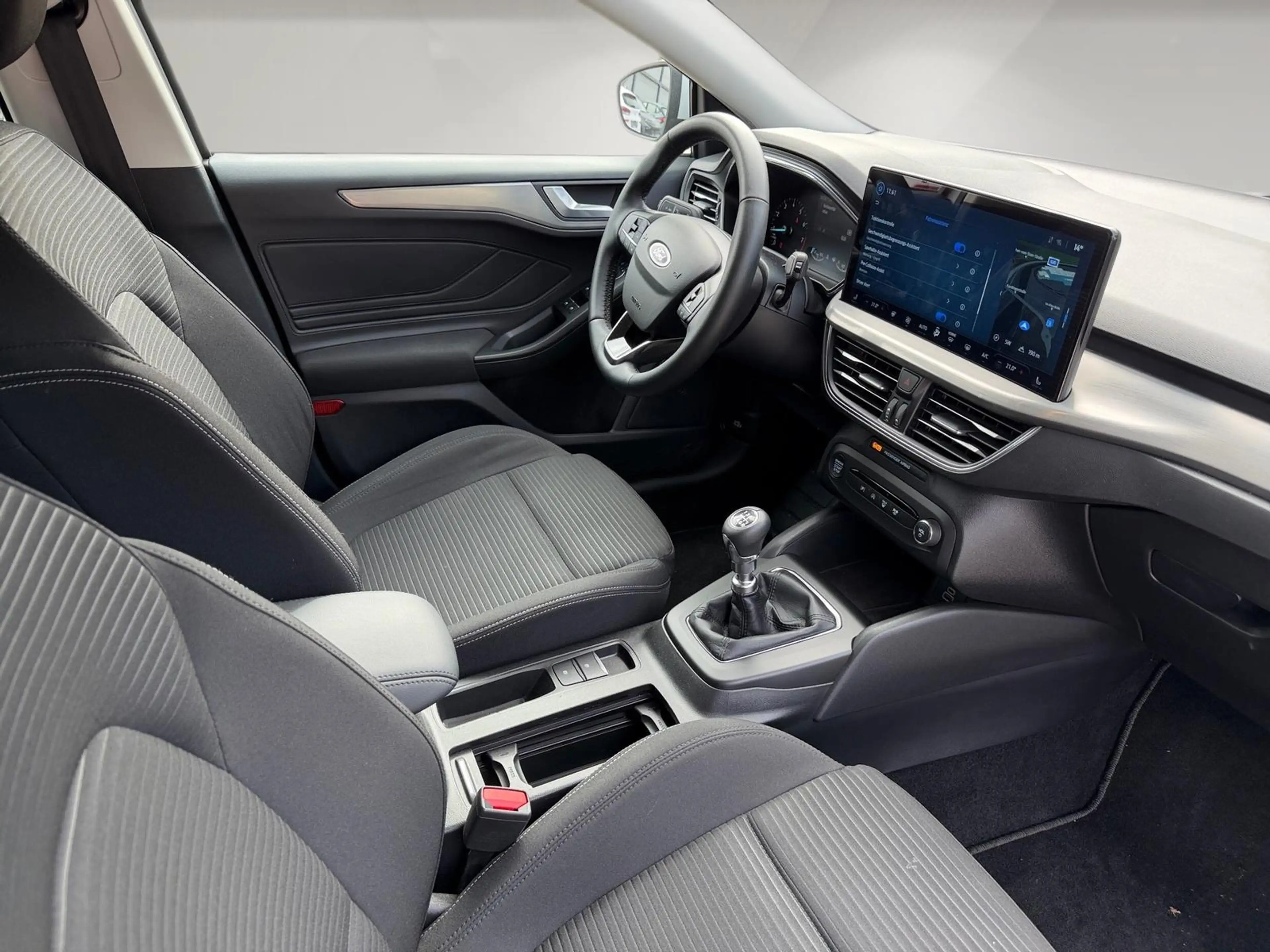 Ford Focus Titanium 1.0L / Fahrassistenz-System / LED — photo 14