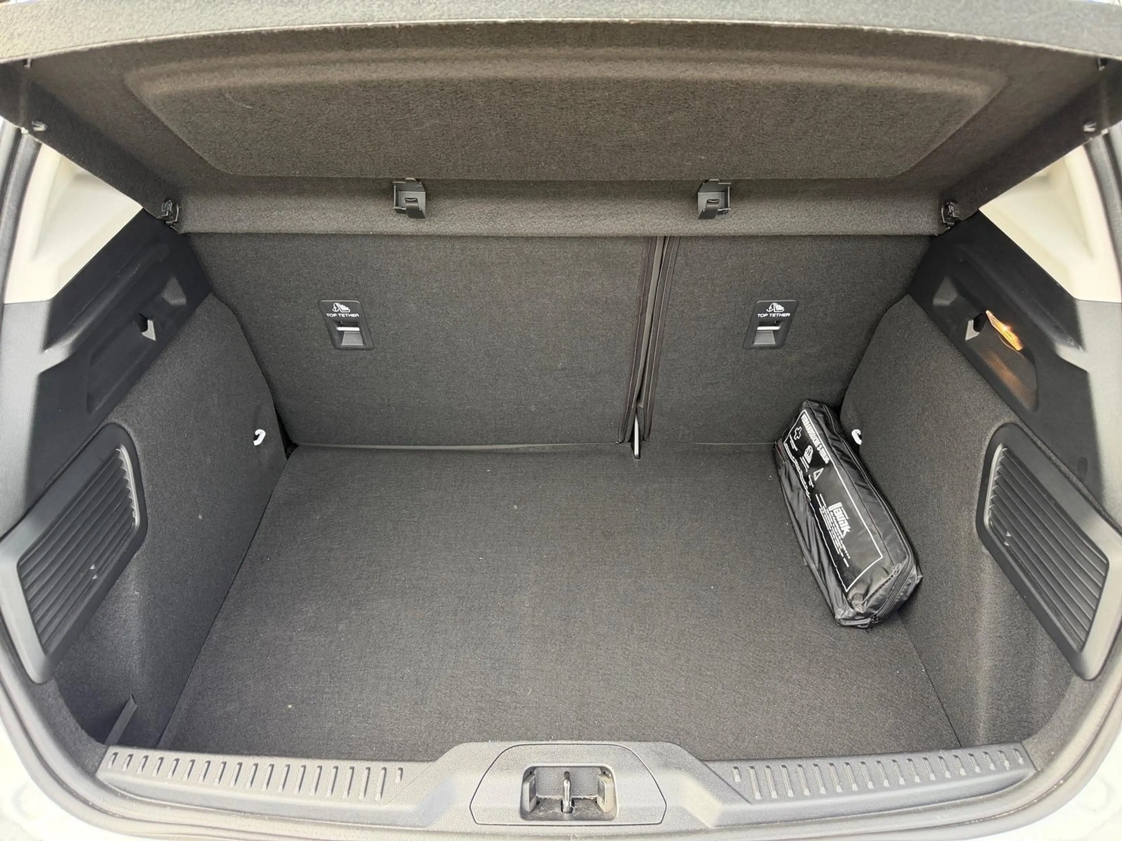 Ford Focus Titanium 1.0L / Fahrassistenz-System / LED — photo 12