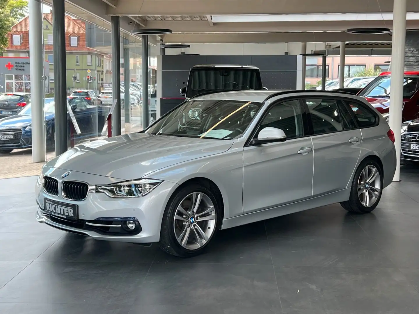 BMW 330 d Sport Line Touring LED/NAVI/Head-Up/SHZ/ Silber - 1
