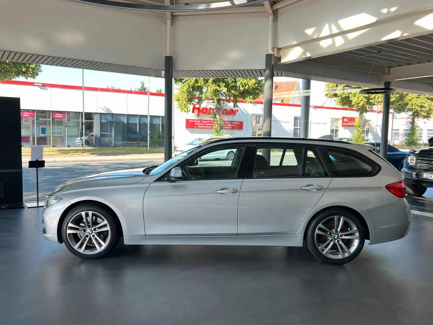 BMW 330 d Sport Line Touring LED/NAVI/Head-Up/SHZ/ Silber - 2