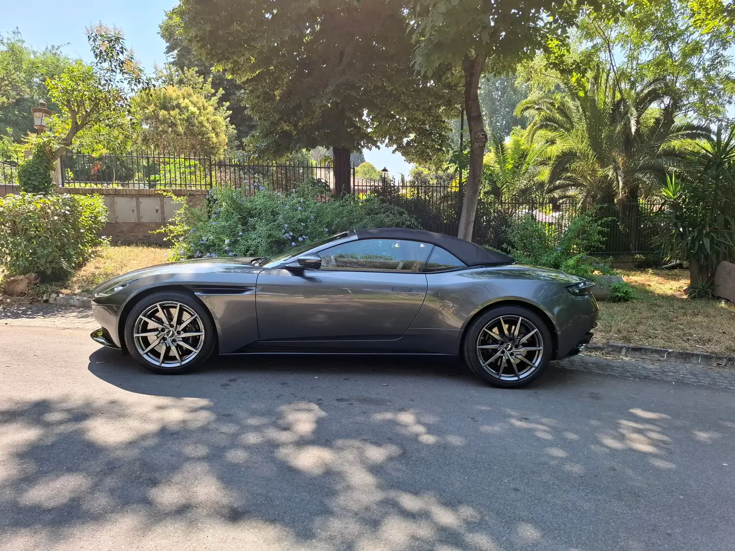 Aston Martin DB11 DB11 Volante 4.0 V8 auto Grigio - 1