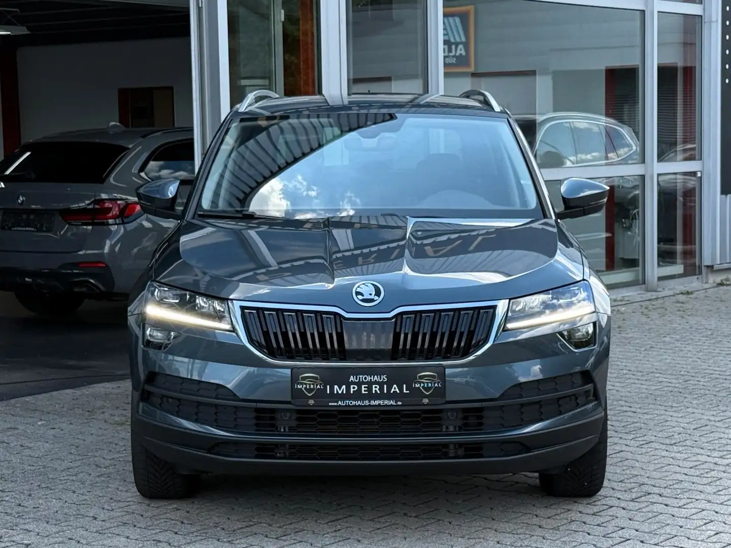 Skoda Karoq 2.0 TDI 4x4 Aut.  ACC+NAVI+KeyLess+RFK+AHK Grijs - 2
