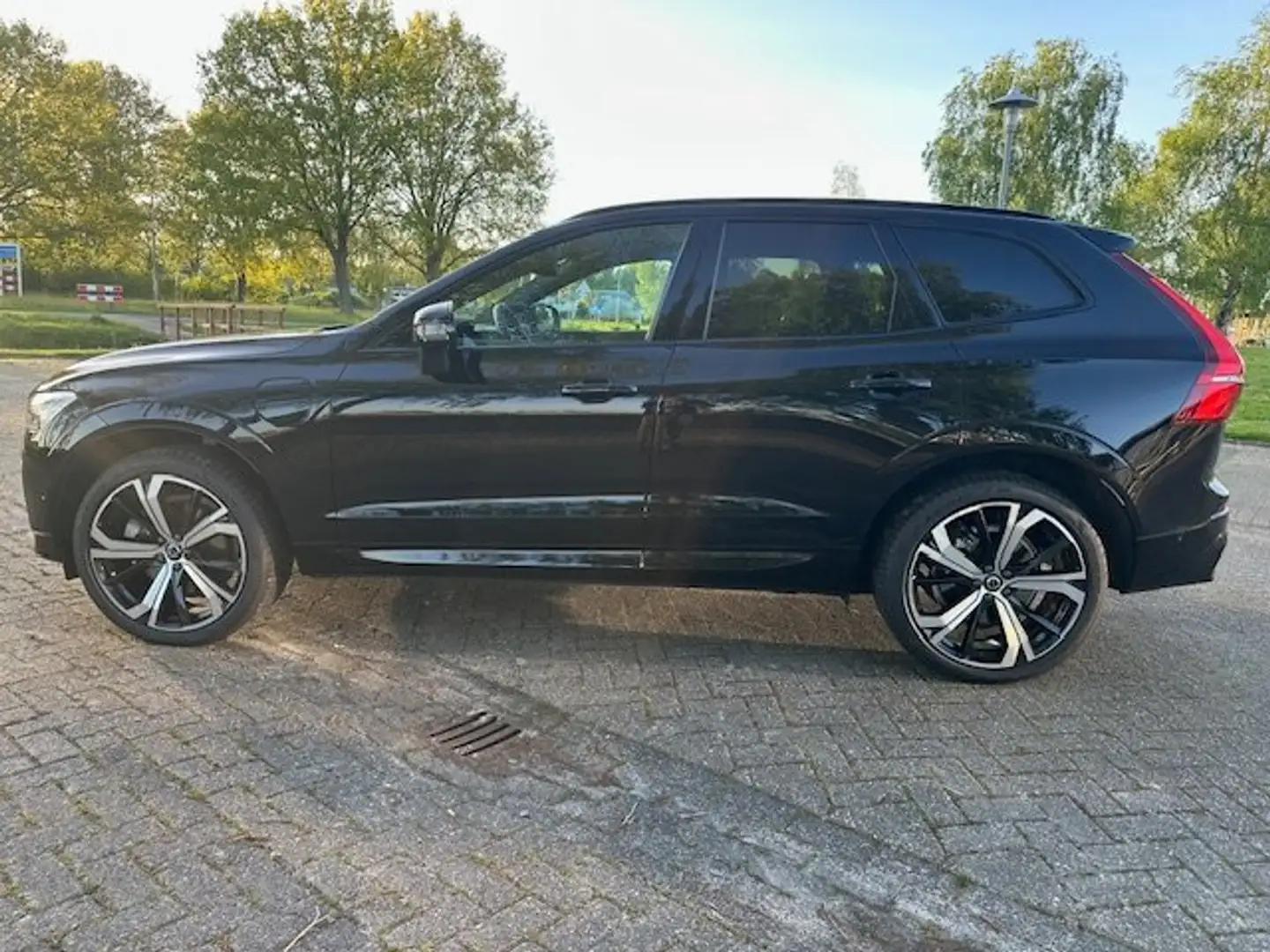 Volvo XC60 XC60 2.0 T8 AWD R-Design (modeljaar 2022) Zwart - 2