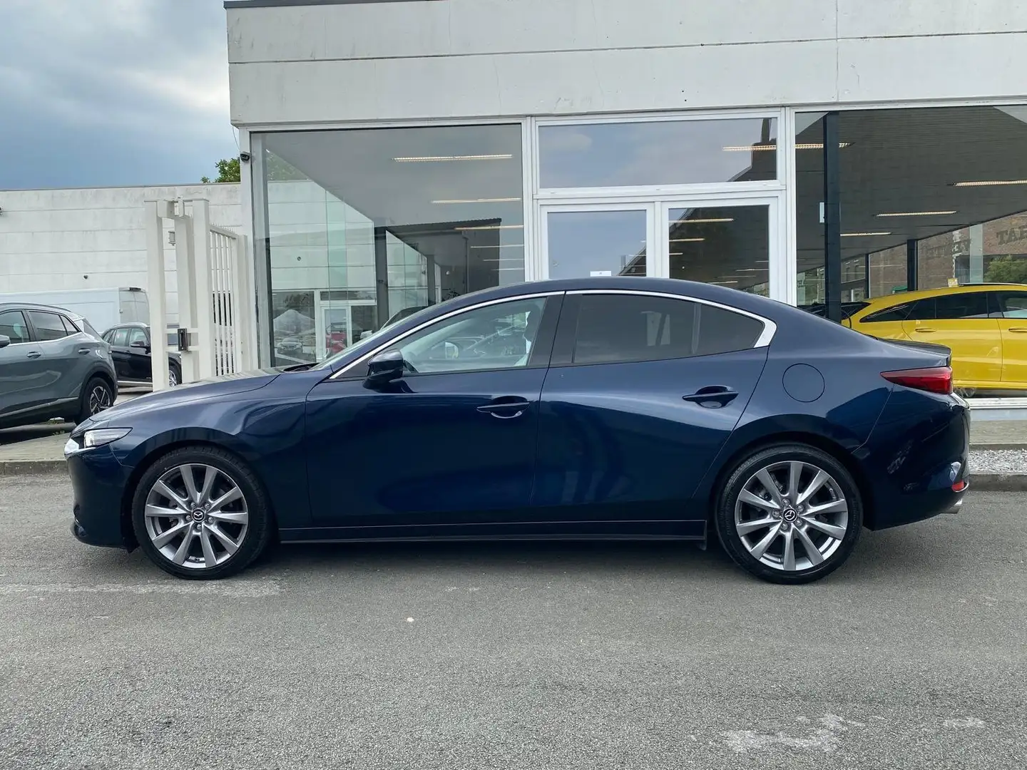 Mazda 3 Sedan 2.0i e-Skyactiv-G Skydrive Business fullfull Чёрный - 2
