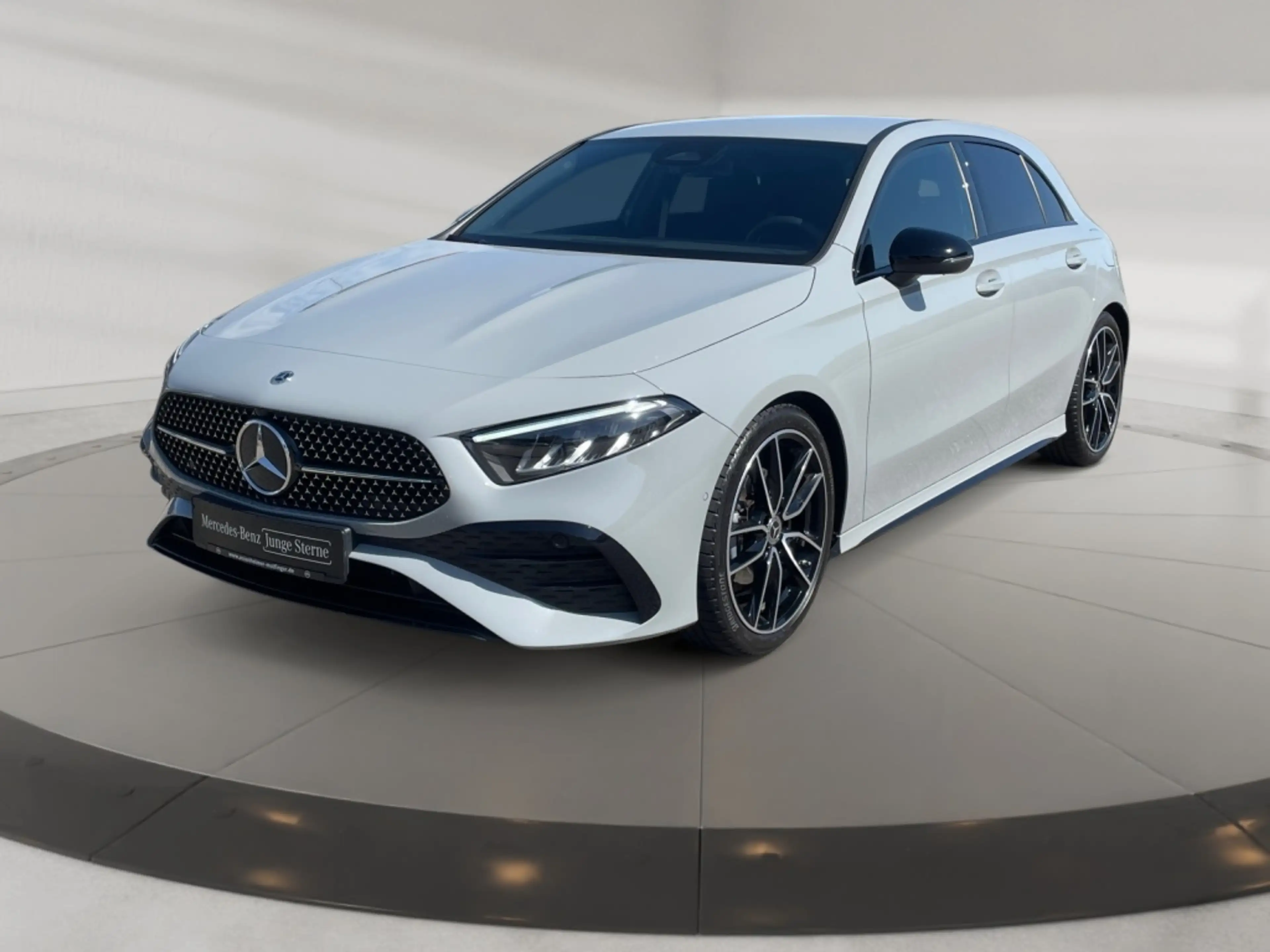 Mercedes-Benz A 180 AMG AMG+ILS+MBUX+Night+Wide+Cam+LED+Navi — photo 2