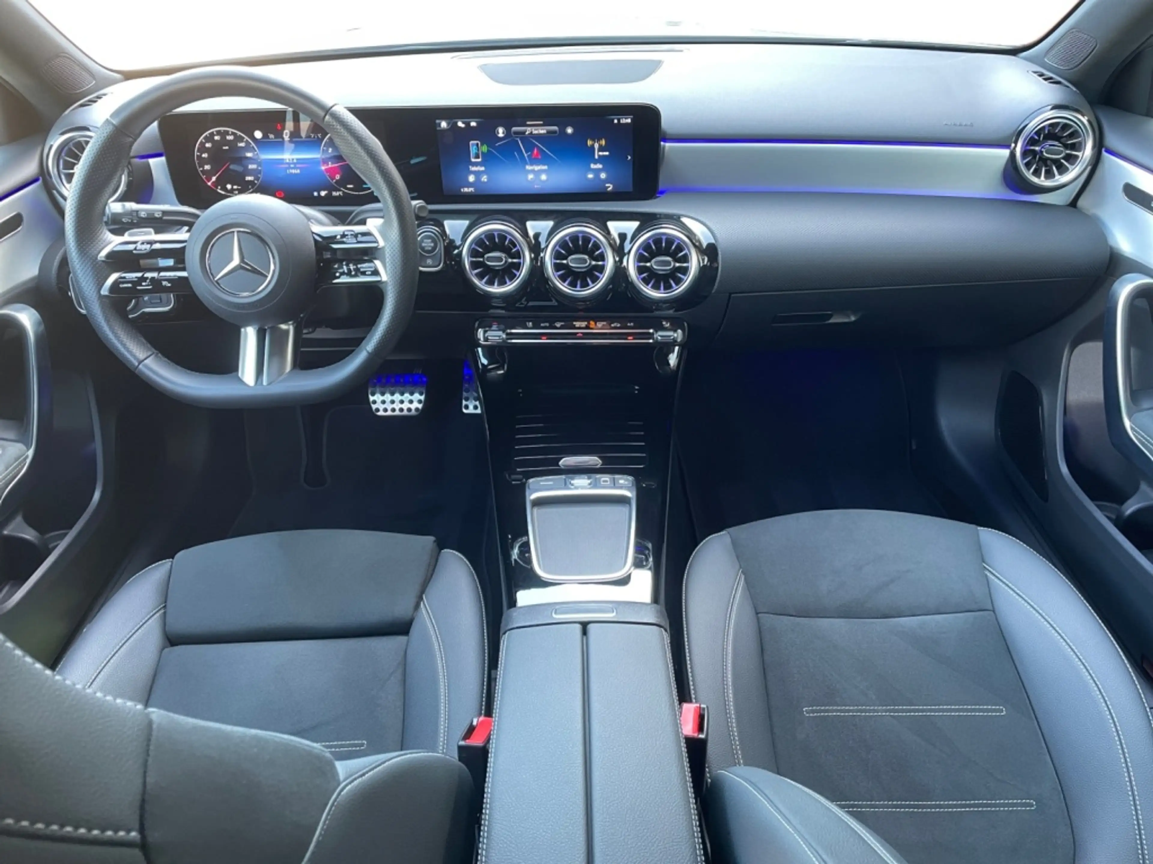 Mercedes-Benz A 180 AMG AMG+ILS+MBUX+Night+Wide+Cam+LED+Navi — photo 12