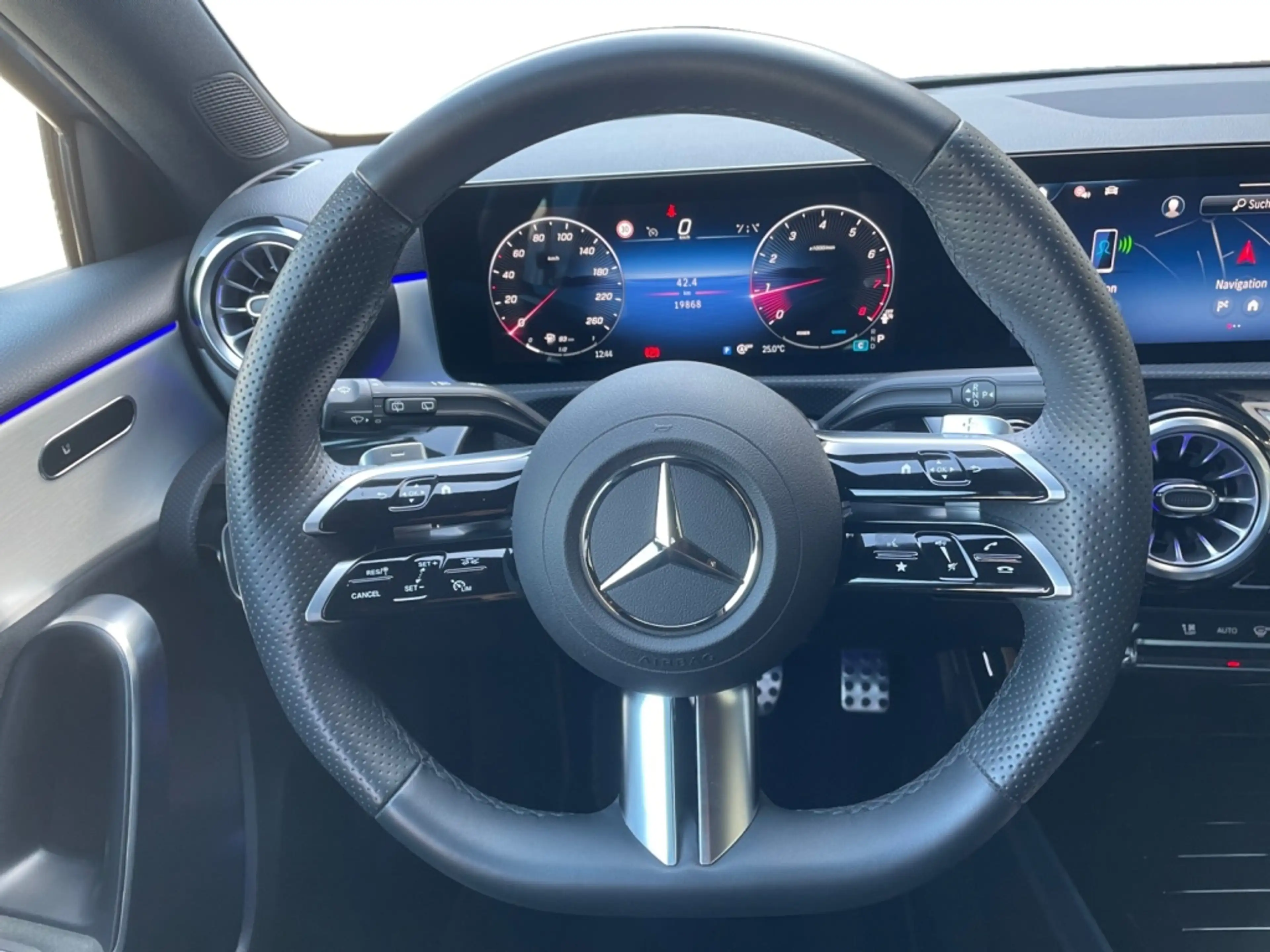 Mercedes-Benz A 180 AMG AMG+ILS+MBUX+Night+Wide+Cam+LED+Navi — photo 13