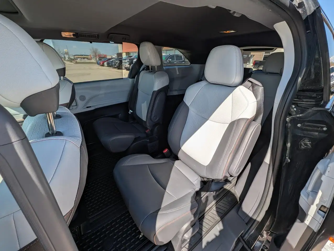 Toyota Sienna снимка Toyota Sienna