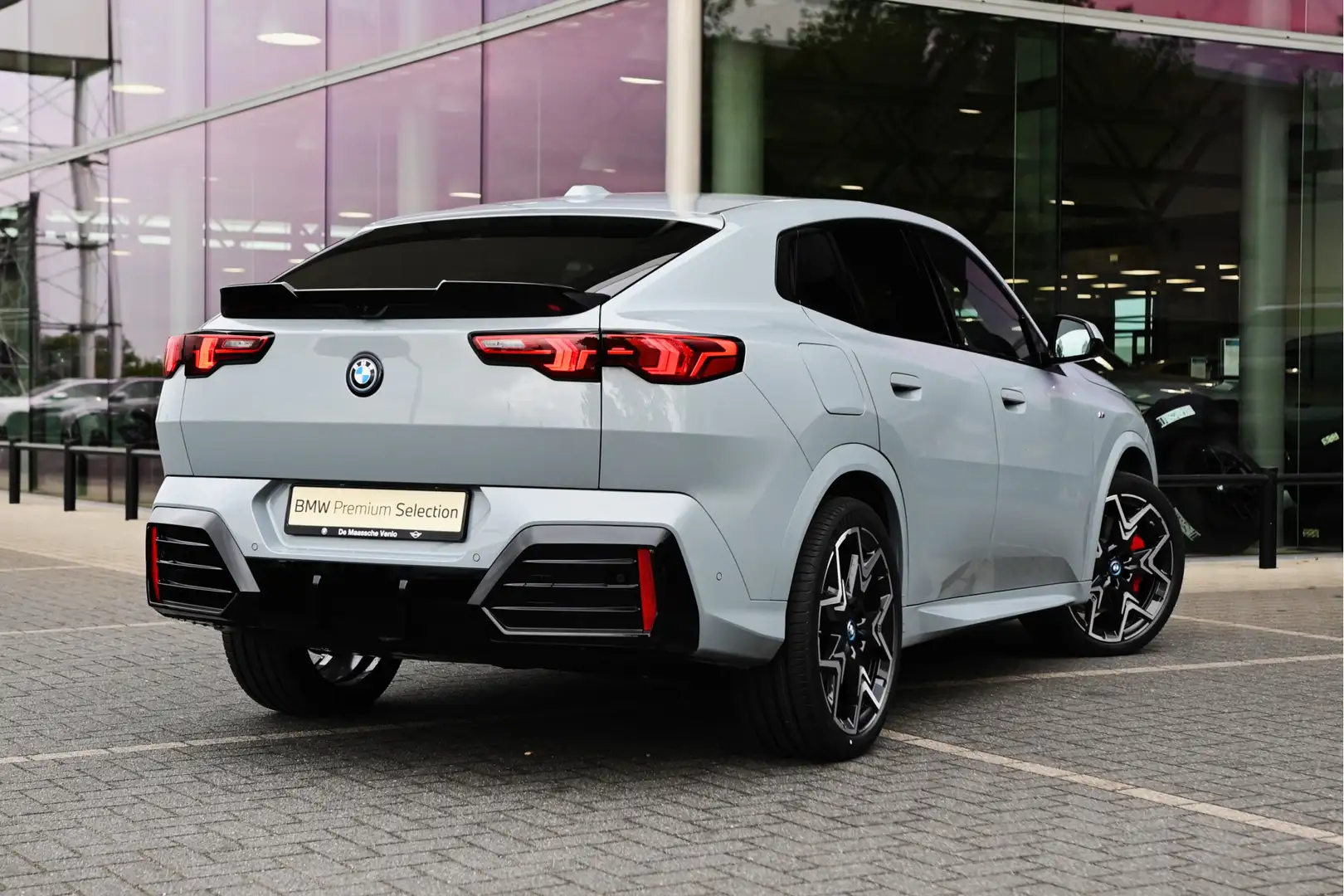 BMW iX2 eDrive20 High Executive M Sport / Panoramadak / Tr Gris - 2