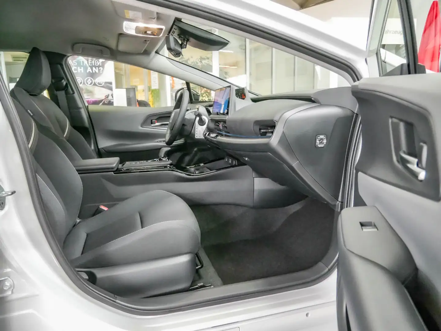 Toyota Prius 2.0 Plug-in Hybrid Executive Neues Mode White - 2