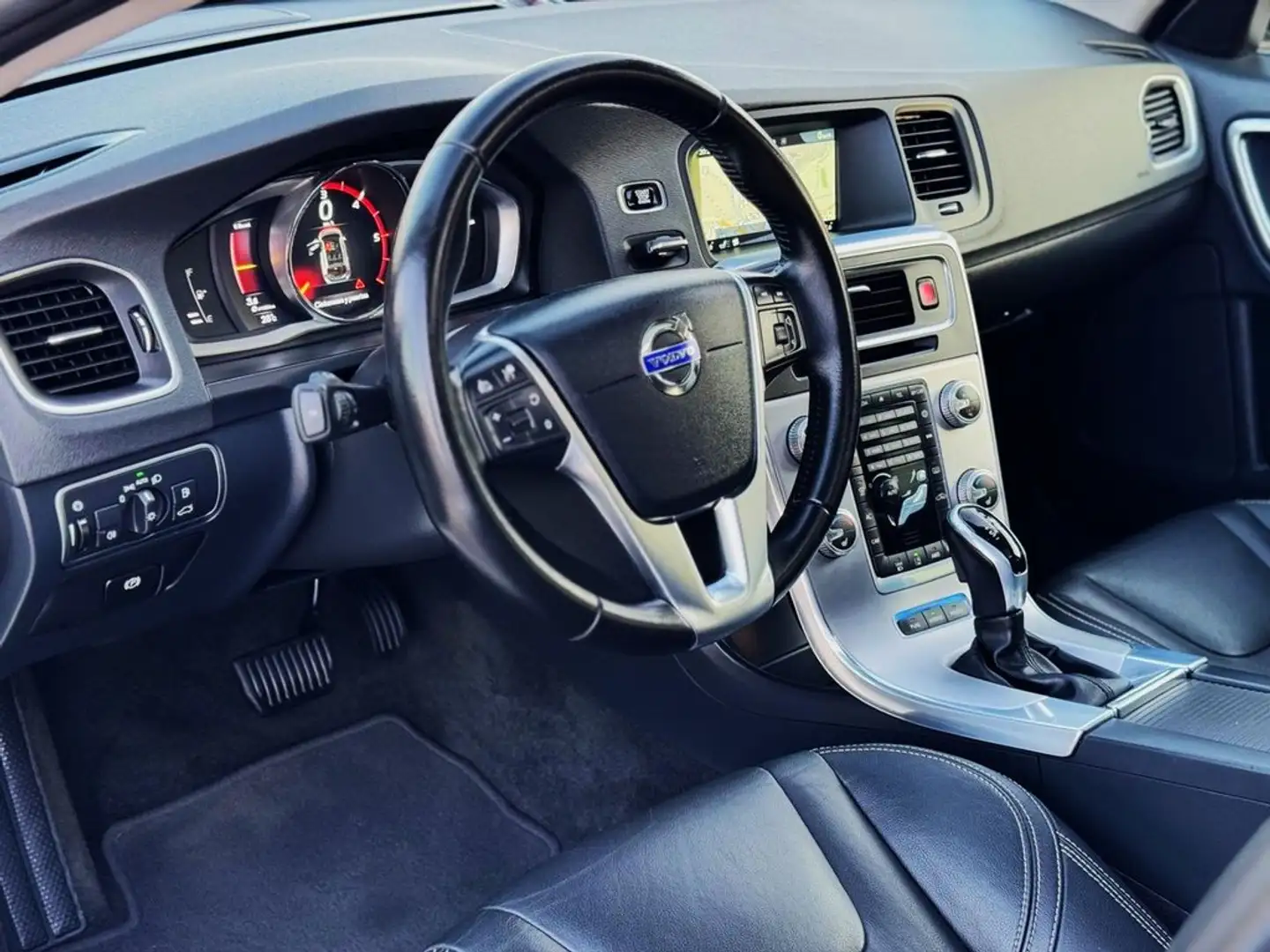 Volvo V60 2.4 D5 Twin AWD "SUMMUM" Auto Weiß - 2