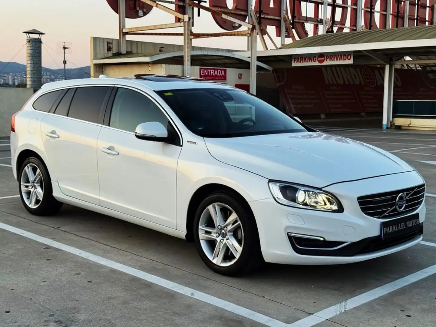 Volvo V60 2.4 D5 Twin AWD "SUMMUM" Auto Weiß - 1