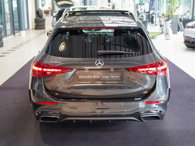 Mercedes-Benz C-Class view 4
