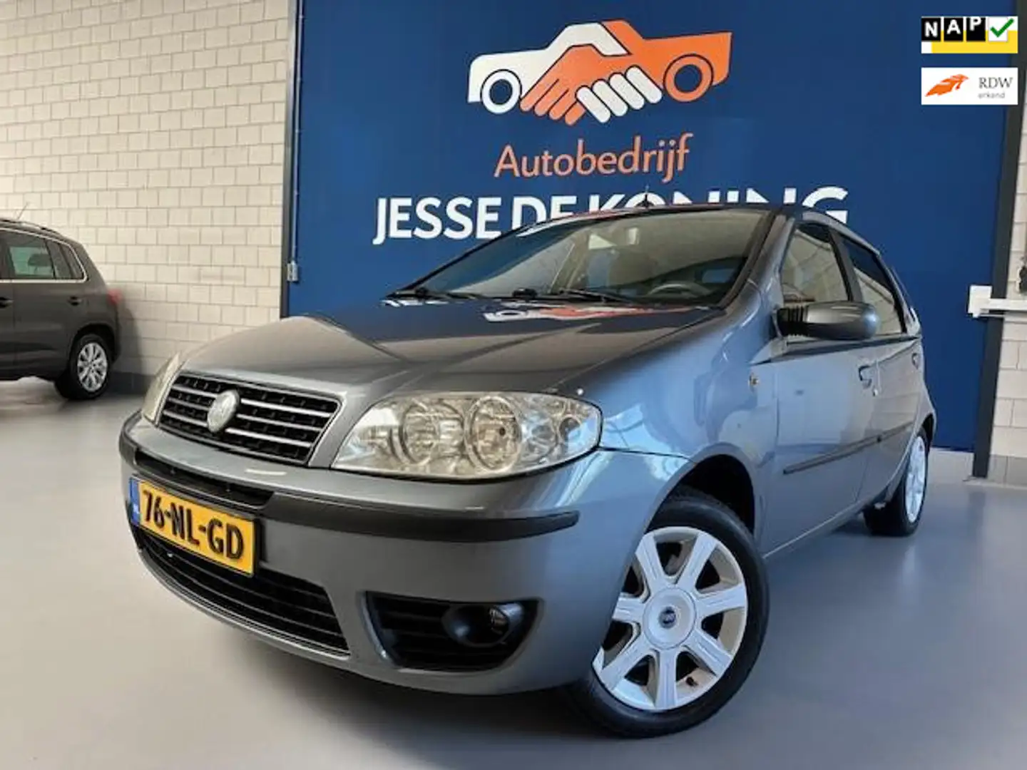 Fiat Punto 1.4-16V Emotion.bj.2003.kleur:grijs.5 deurs.climat Gris - 1