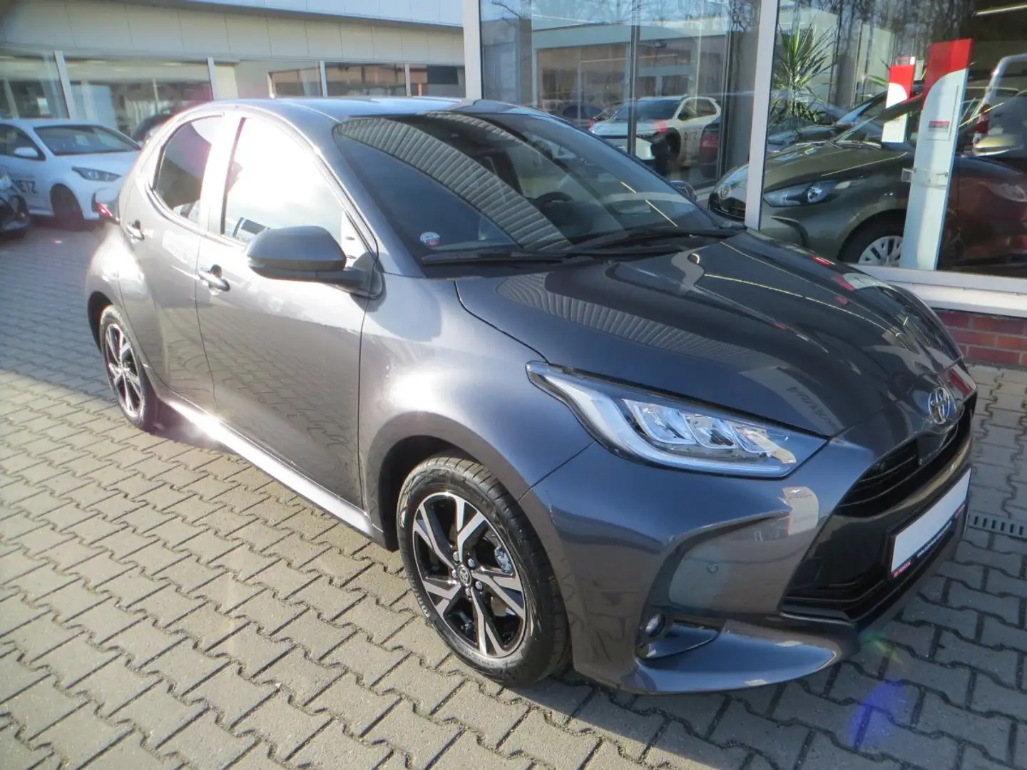 Toyota Yaris 1.5L Teamplayer *Safety-Paket, Comfort-Paket* Grijs - 2