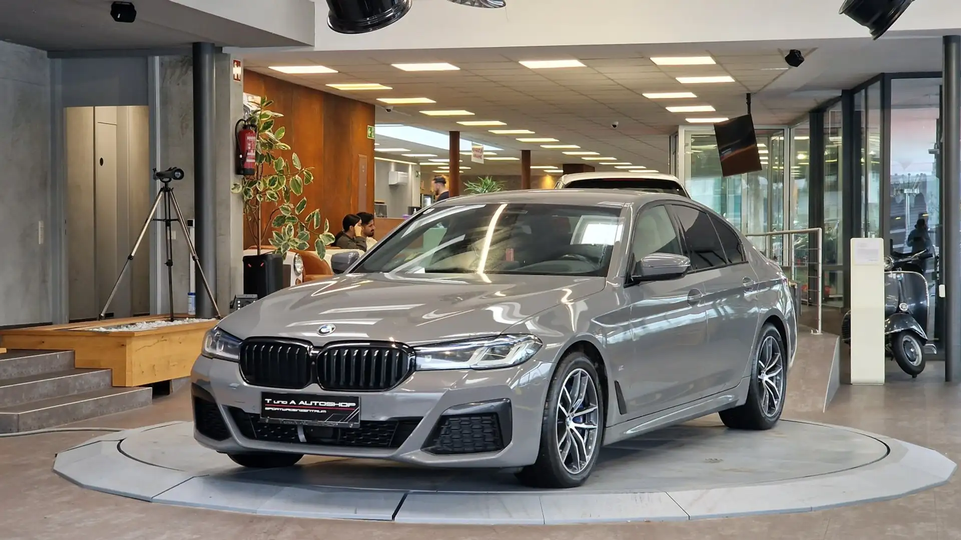 BMW 530 d xDrive M-Paket 1-Hand Aut. *Head-up*360°*Laser* Gris - 1