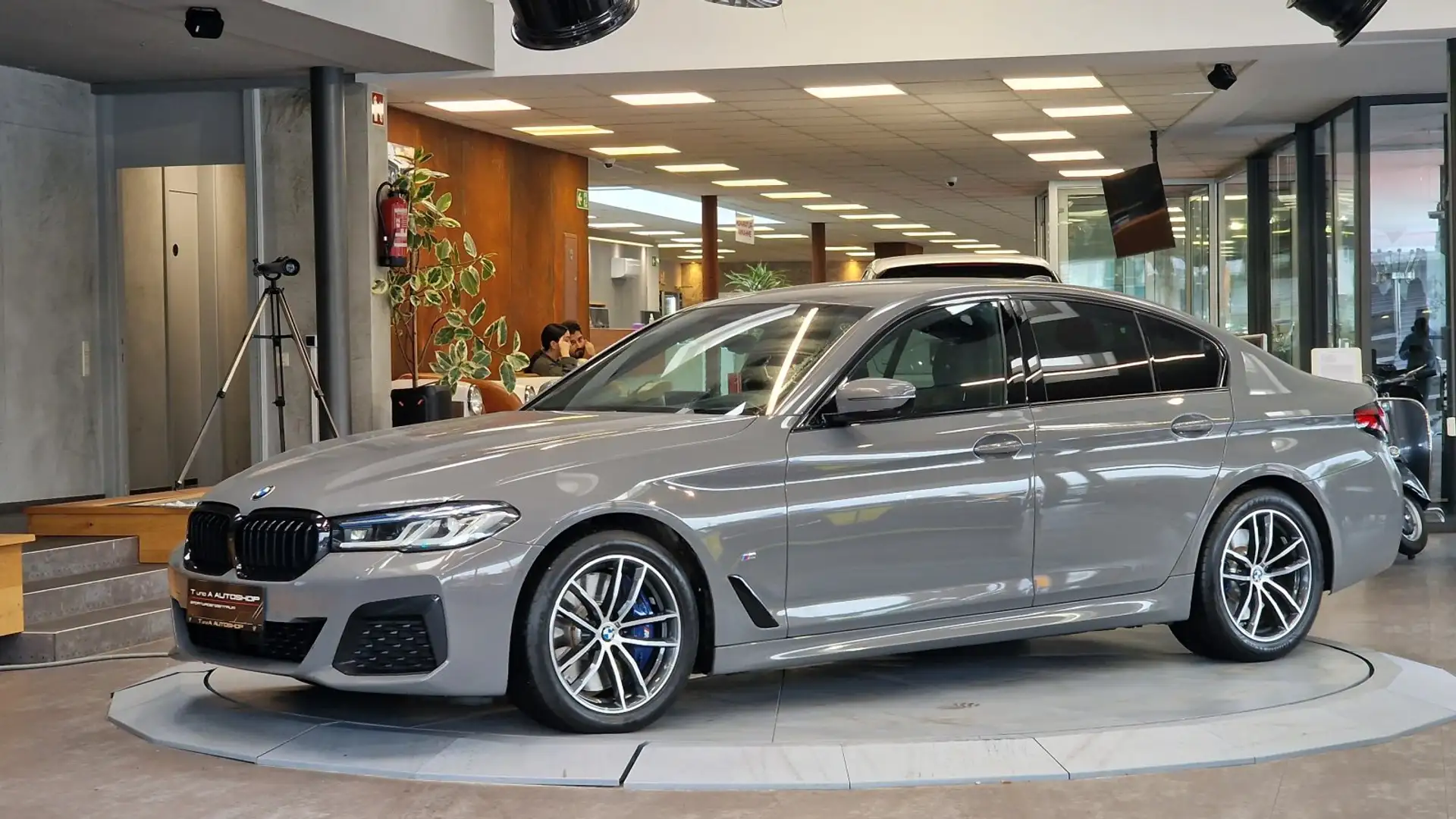 BMW 530 d xDrive M-Paket 1-Hand Aut. *Head-up*360°*Laser* Gris - 2