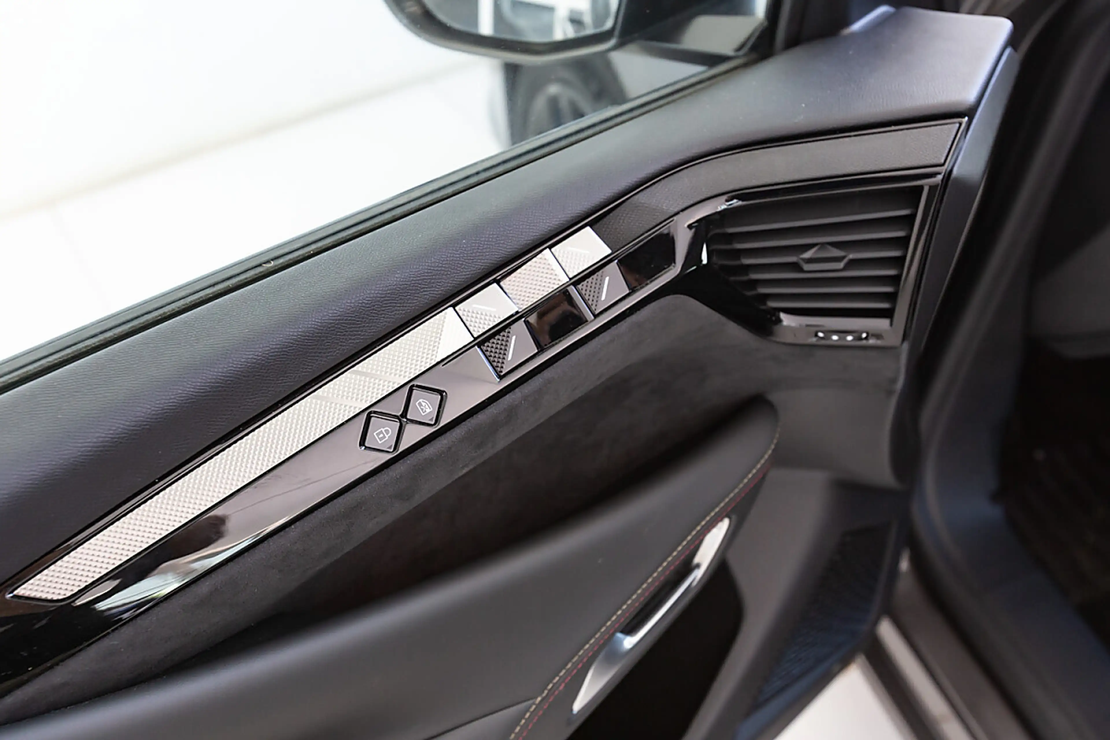 DS Automobiles DS 4 BlueHDi 130 S&S EAT8 Performance Line — photo 10