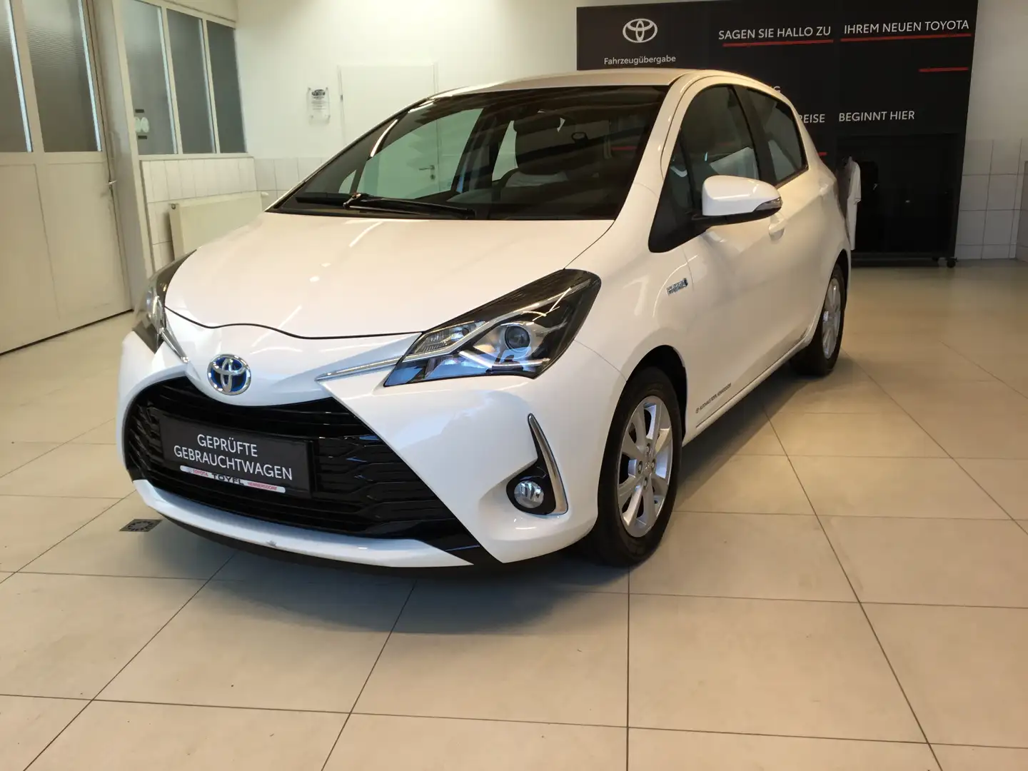 Toyota Yaris 1,5 VVT-i Hybrid Active Weiß - 1