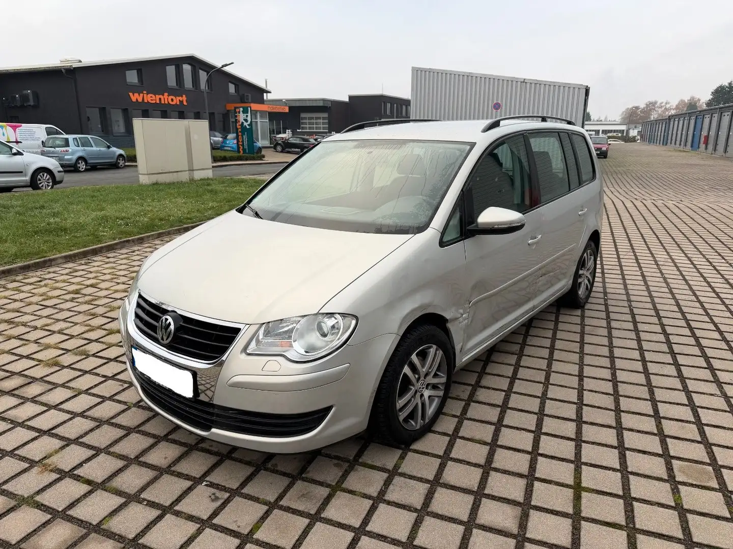 Volkswagen Touran Trendline Gold - 1