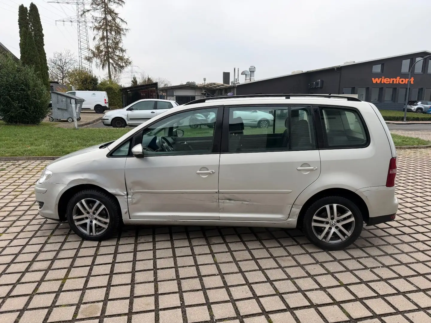 Volkswagen Touran Trendline Gold - 2