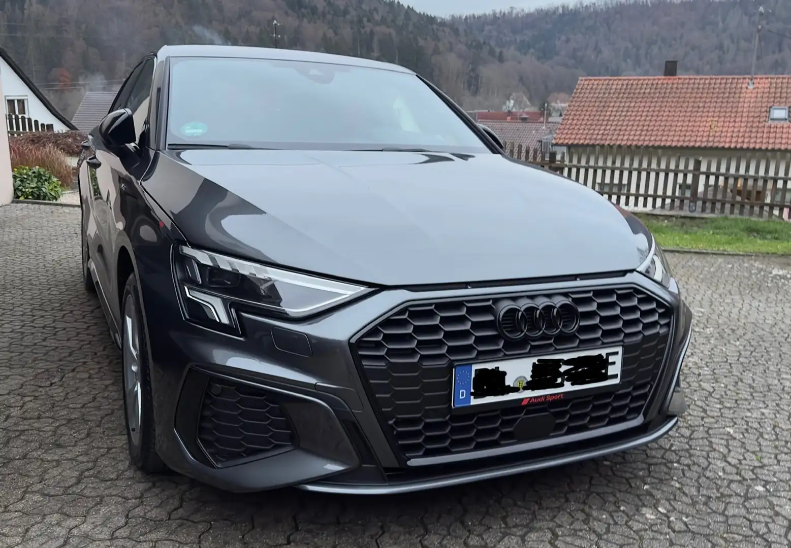 Audi A3 40 TFSIe Sportback S tronic line Grau - 1