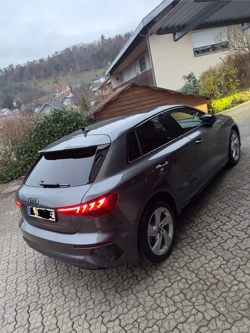 Audi A3 40 TFSIe Sportback S tronic line Grau - 2