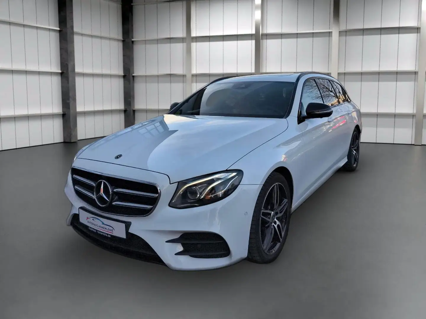Mercedes-Benz E 220 d T AMG NAVI LED AHK 360° STHZG Weiß - 1