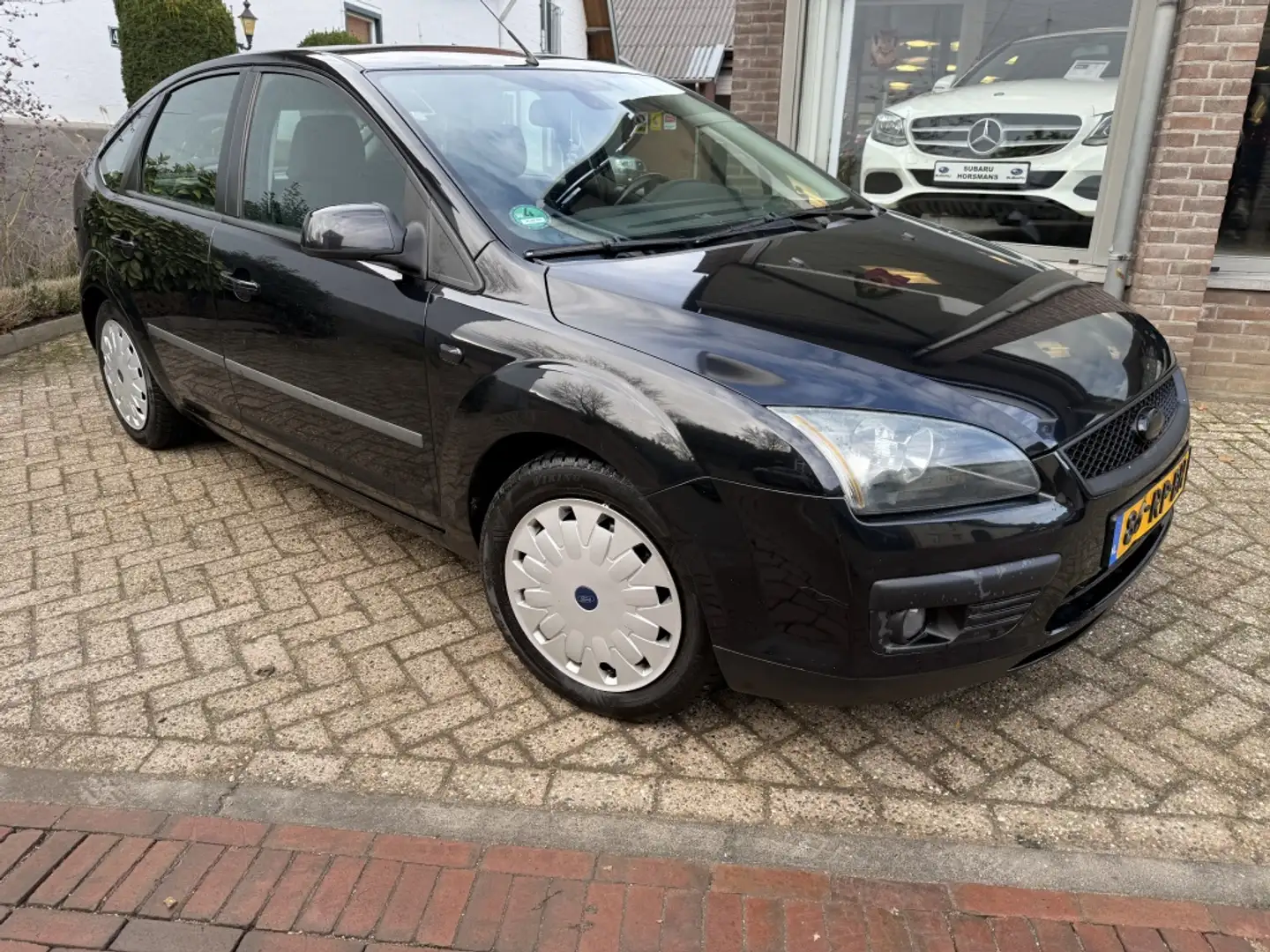 Ford Focus 1.6-16V Futura Schwarz - 1