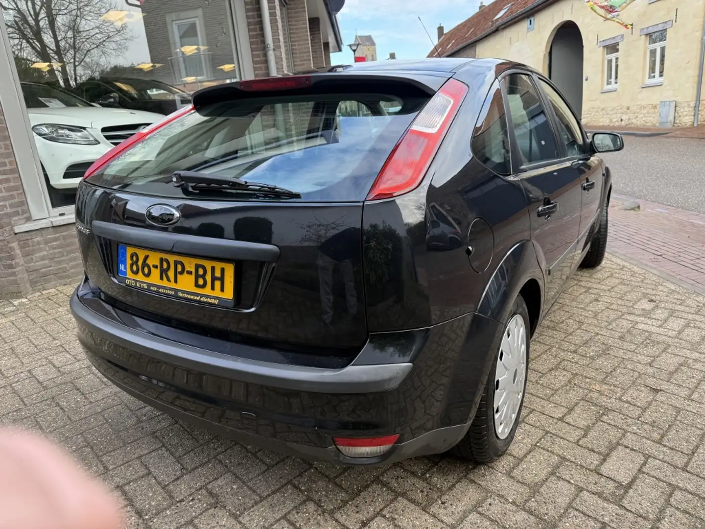 Ford Focus 1.6-16V Futura Schwarz - 2