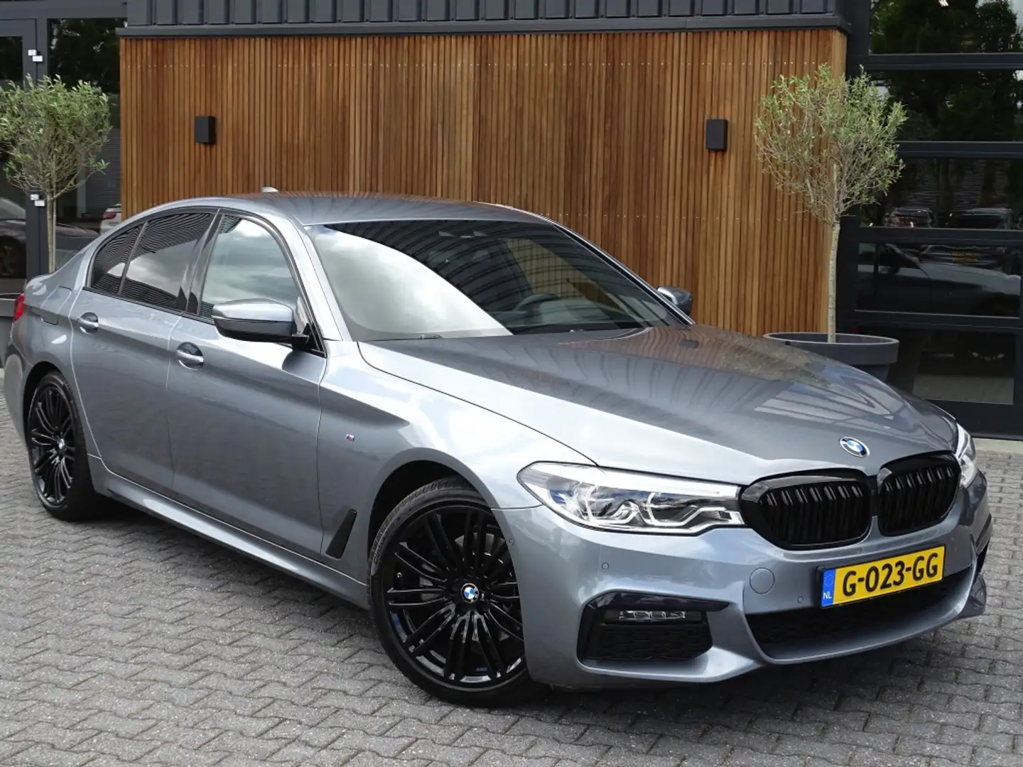 BMW 520 5-serie 520i TwinTurbo 183PK High Ex. Ed. / LCI / Grau - 2